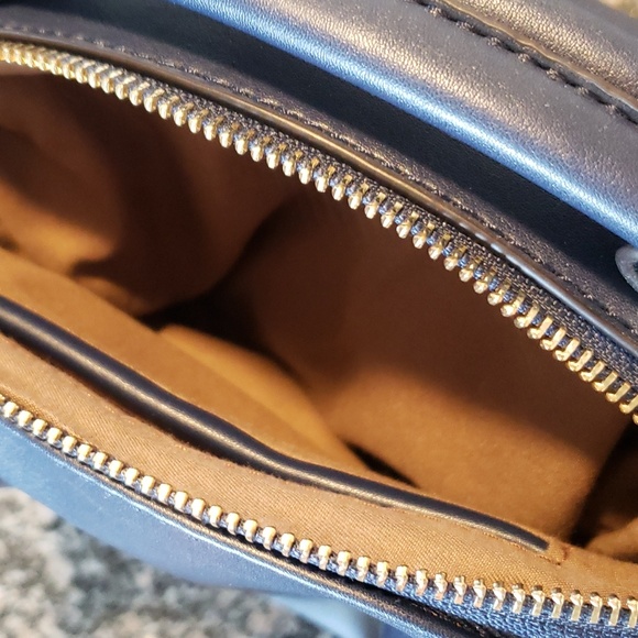 Sondra Roberts Crossbody - Picture 8 of 11